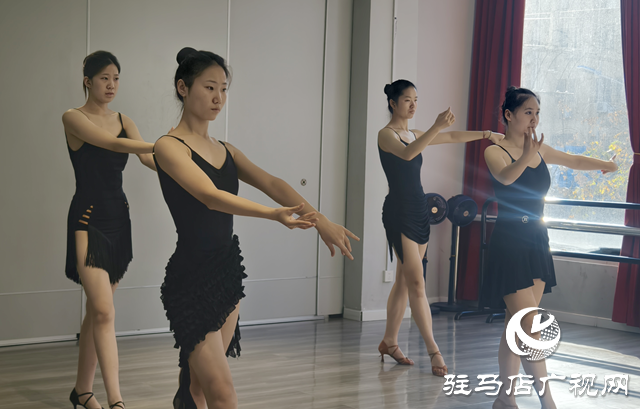 冬日燃脂告别“枯燥冷” 拉丁舞成驻马店市民运动新宠
