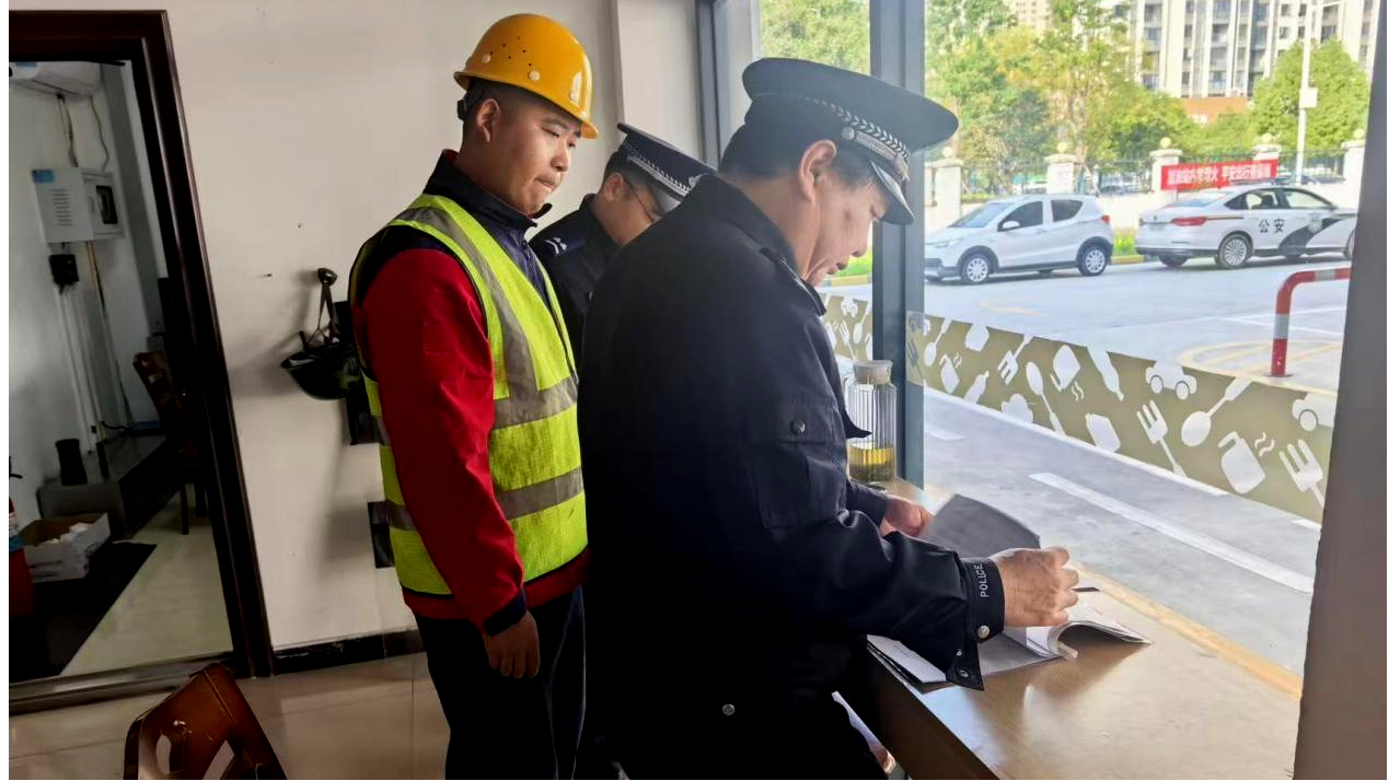 排查加油站安全隐患 筑牢辖区治安防线