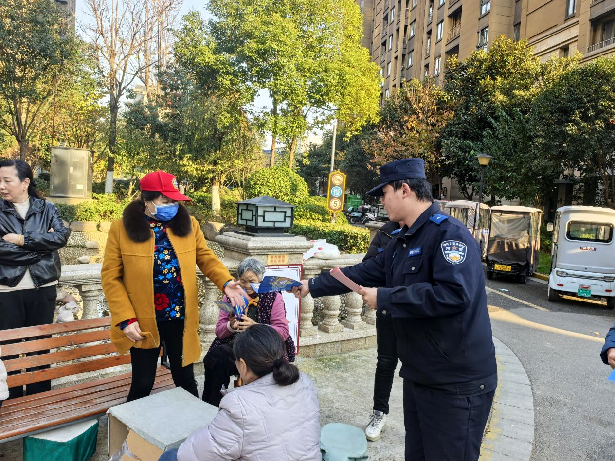 驻马店市公安局示范区分局开展反诈知识进社区活动  