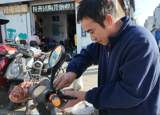 十三载温情坚守：平凡匠心藏温情 修车便民暖人心