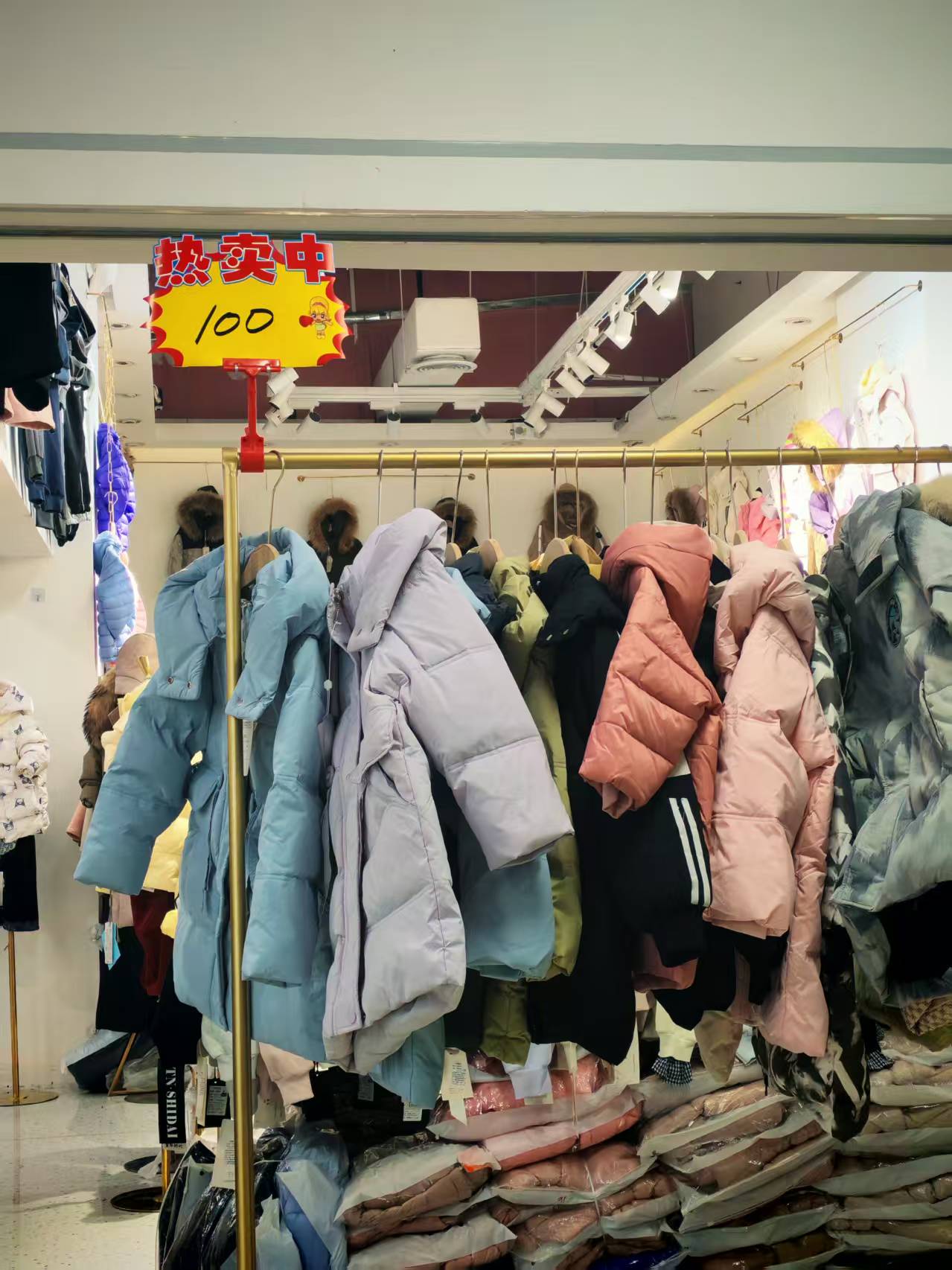 羽绒服涨价和猪肉有关？揭秘涨价背后的隐藏逻辑