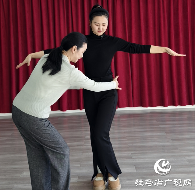 冬日燃脂告别“枯燥冷” 拉丁舞成驻马店市民运动新宠