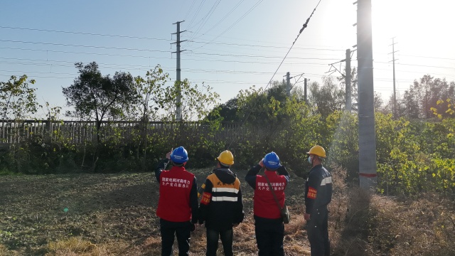 国网驻马店供电公司：“电铁”联合巡检共筑安全防线