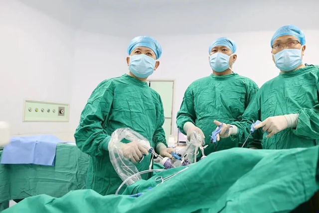 腹痛别都当胃病！男子聚餐后突发胆囊炎，微创手术助其康复