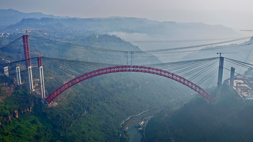 世界跨径最大钢拱桥凤来大溪河特大桥钢桁拱合龙