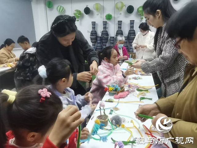 亲子手工课堂开课 巧手绘心点缀冬日生活