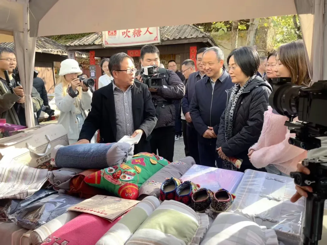 【活动资讯】非遗匠心绽芳华 土布传韵展新姿|上蔡刘氏纯朴老土布亮相2025河南省“乡村好物展”