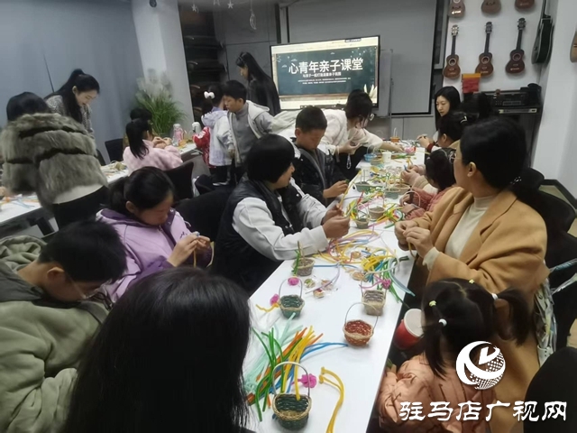 亲子手工课堂开课 巧手绘心点缀冬日生活