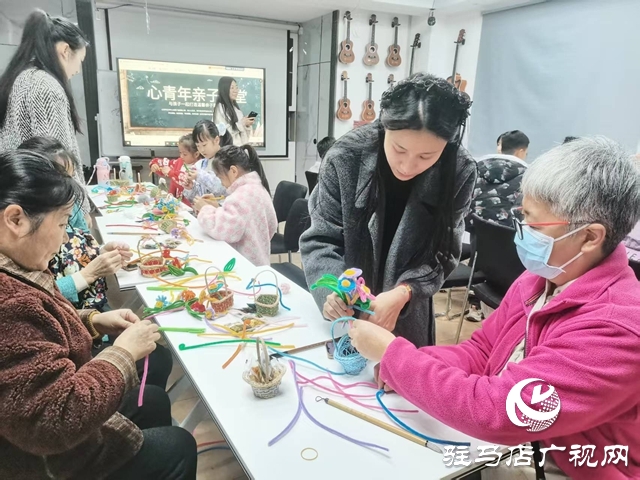 亲子手工课堂开课 巧手绘心点缀冬日生活