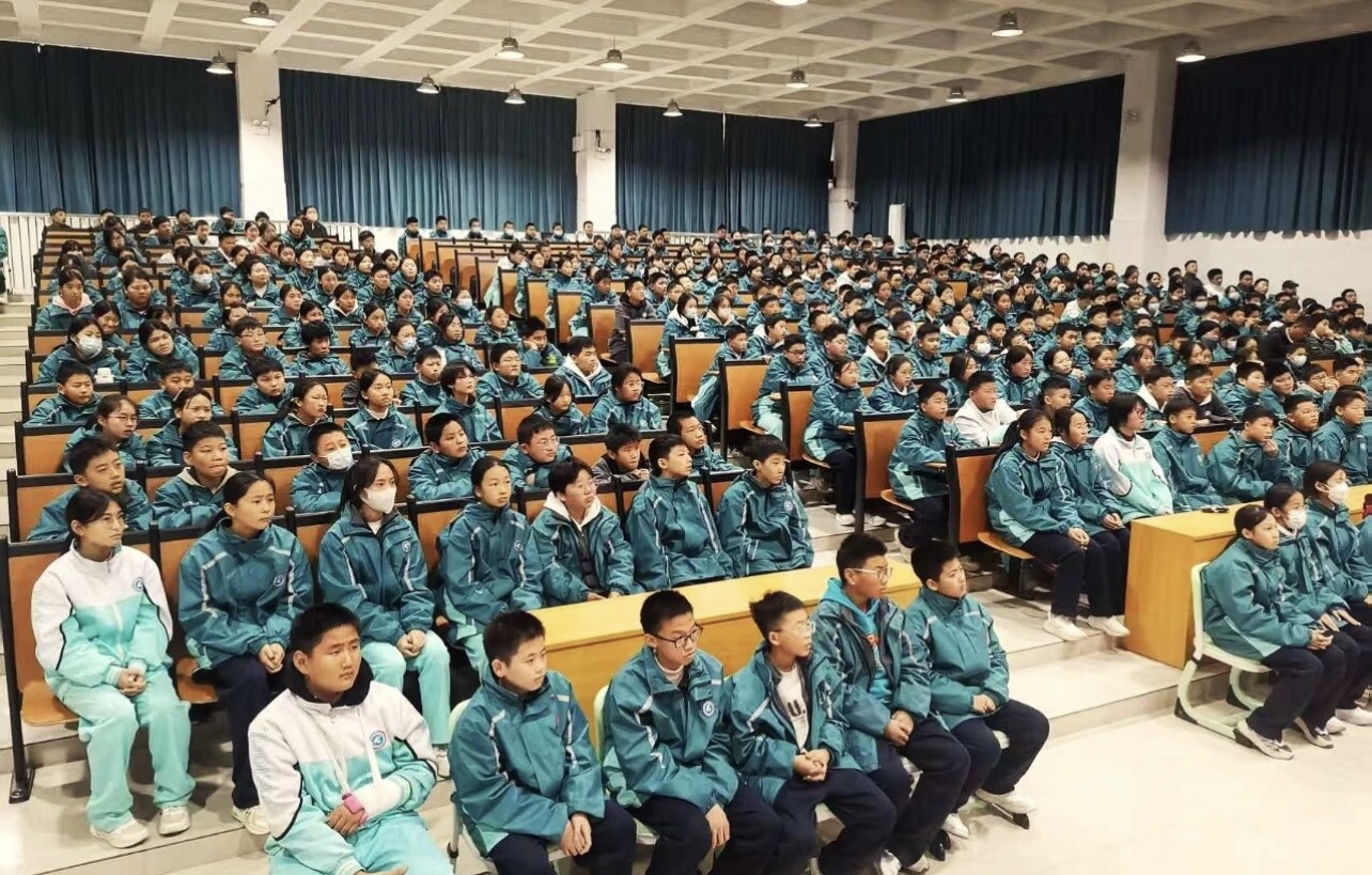  《我们是共产主义接班人》 歌声从驻马店市第四中学练江校区校园里飞出