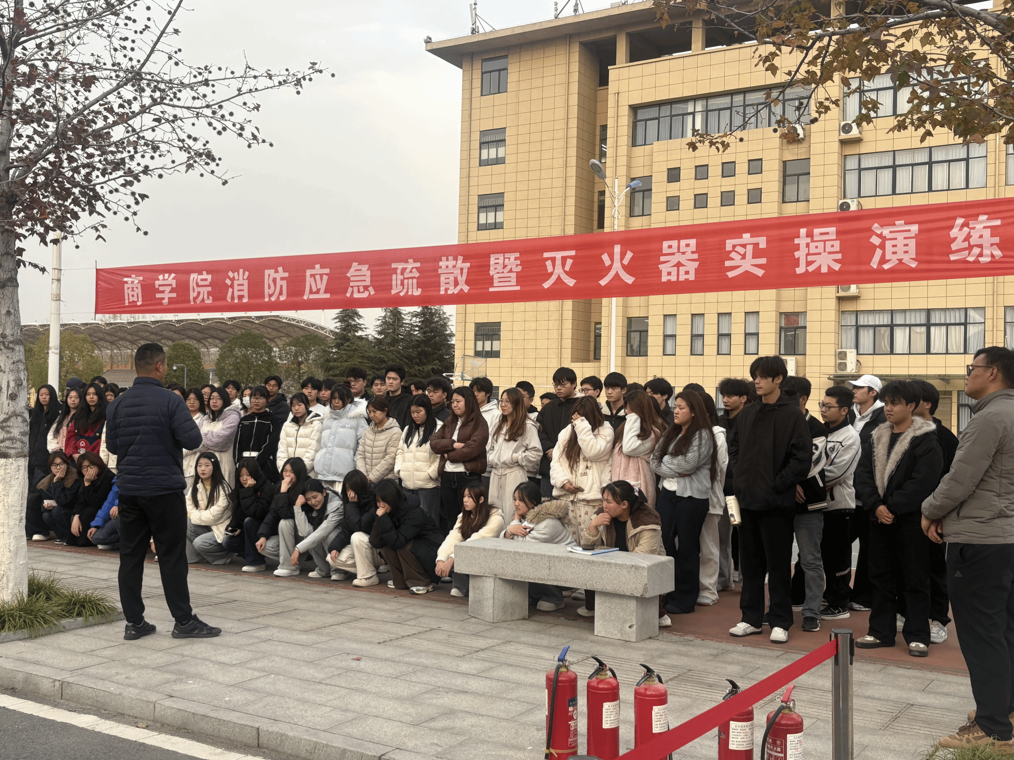  筑牢“防火墙”，上好“安全课”——驻马店职业技术学院商学院开展消防应急疏散暨灭火器实操演练活动