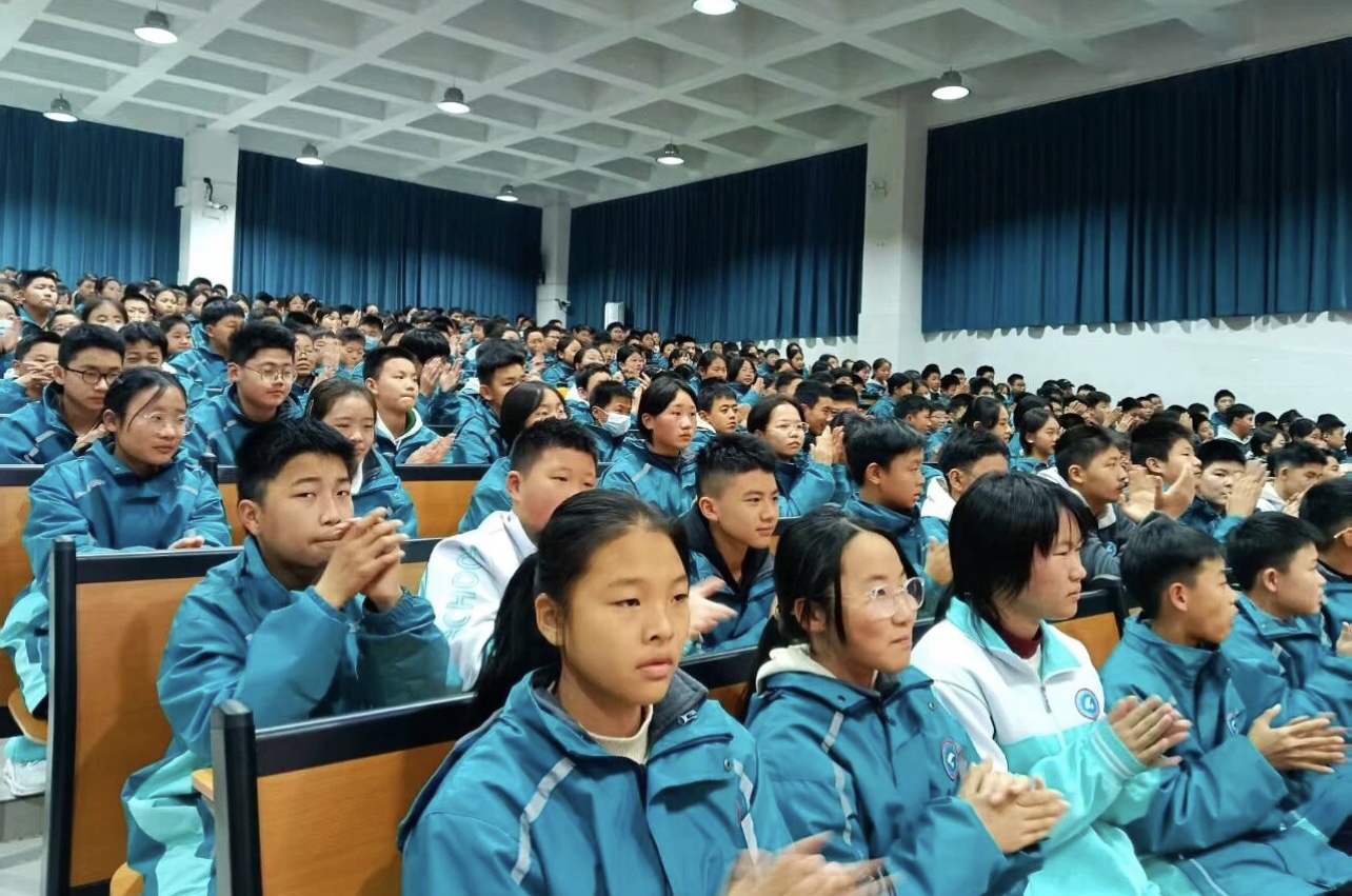  《我们是共产主义接班人》 歌声从驻马店市第四中学练江校区校园里飞出