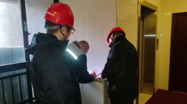 国网泌阳县供电公司：排查高层小区隐患 筑牢冬季用电“防火墙”