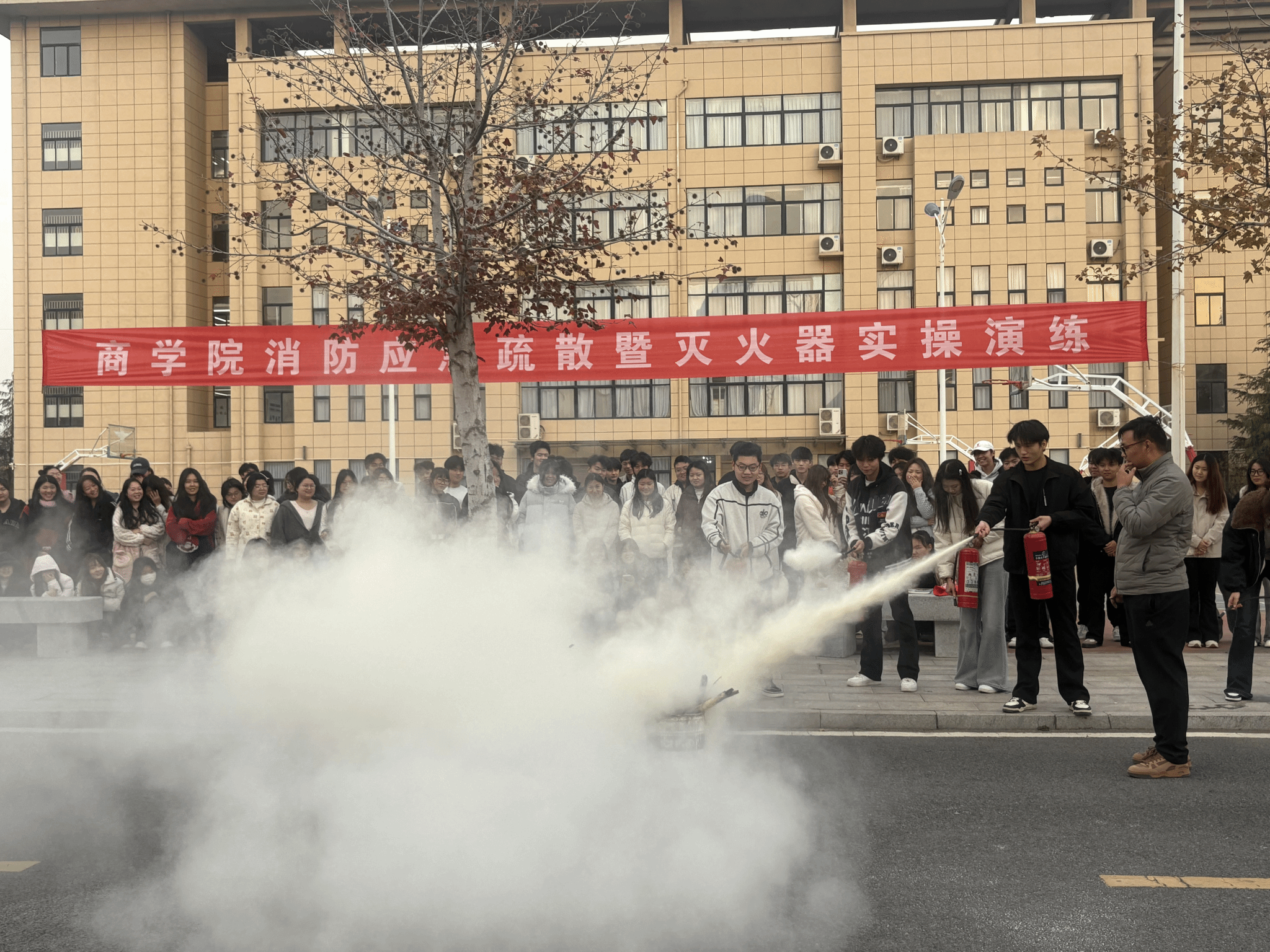  筑牢“防火墙”，上好“安全课”——驻马店职业技术学院商学院开展消防应急疏散暨灭火器实操演练活动
