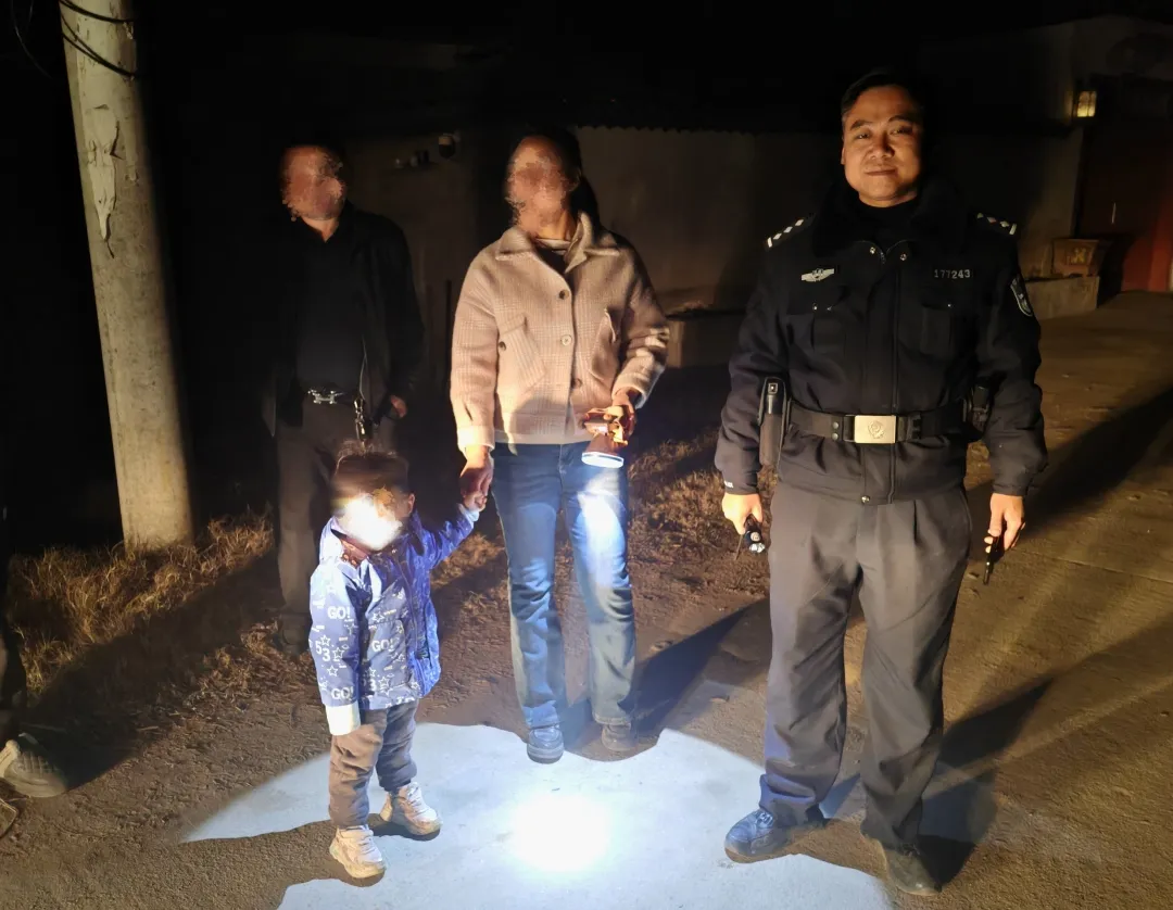 确山公安：3岁萌娃走失 民警暖心寻回