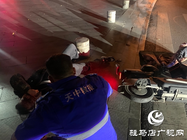 驻马店开发区天中救援队员深夜救助受伤市民 彰显人道精神
