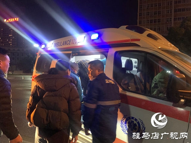 驻马店开发区天中救援队员深夜救助受伤市民 彰显人道精神