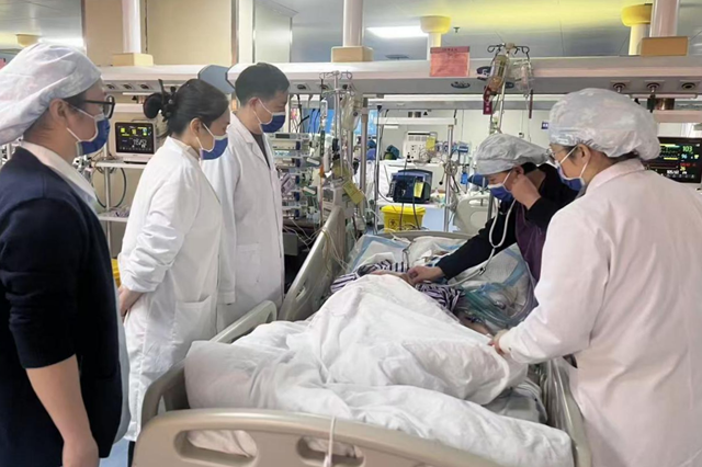 “谢谢大家，我不会没有爸爸了！” 驻马店市第一人民医院多学科救治重症“白肺”患者