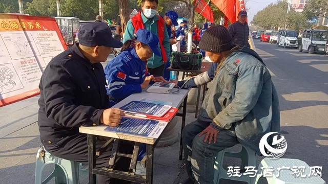 国际志愿者日 驻马店开发区天中救援队街头服务暖人心