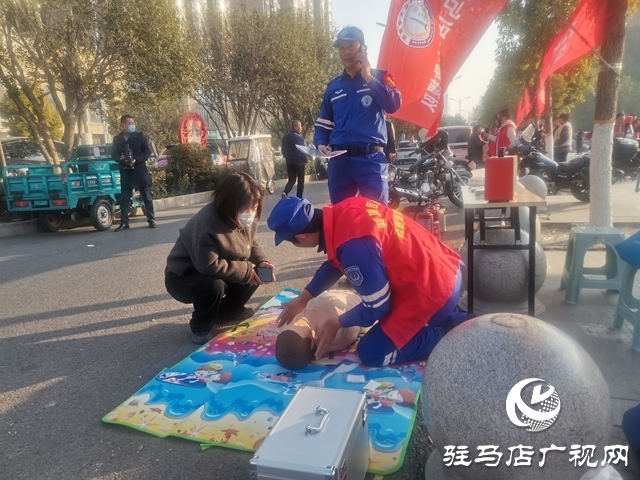 国际志愿者日 驻马店开发区天中救援队街头服务暖人心
