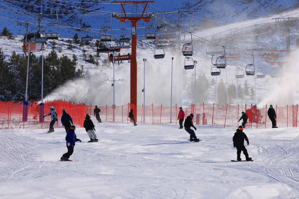 各大滑雪场陆续开板 冰雪经济持续升温