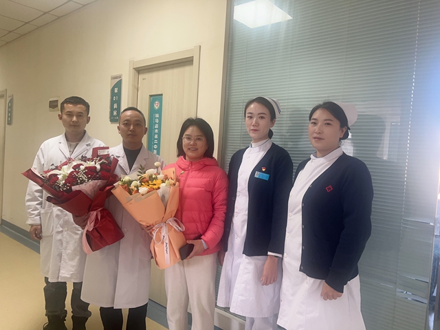 患者腰痛难行 中医治疗后送花致谢