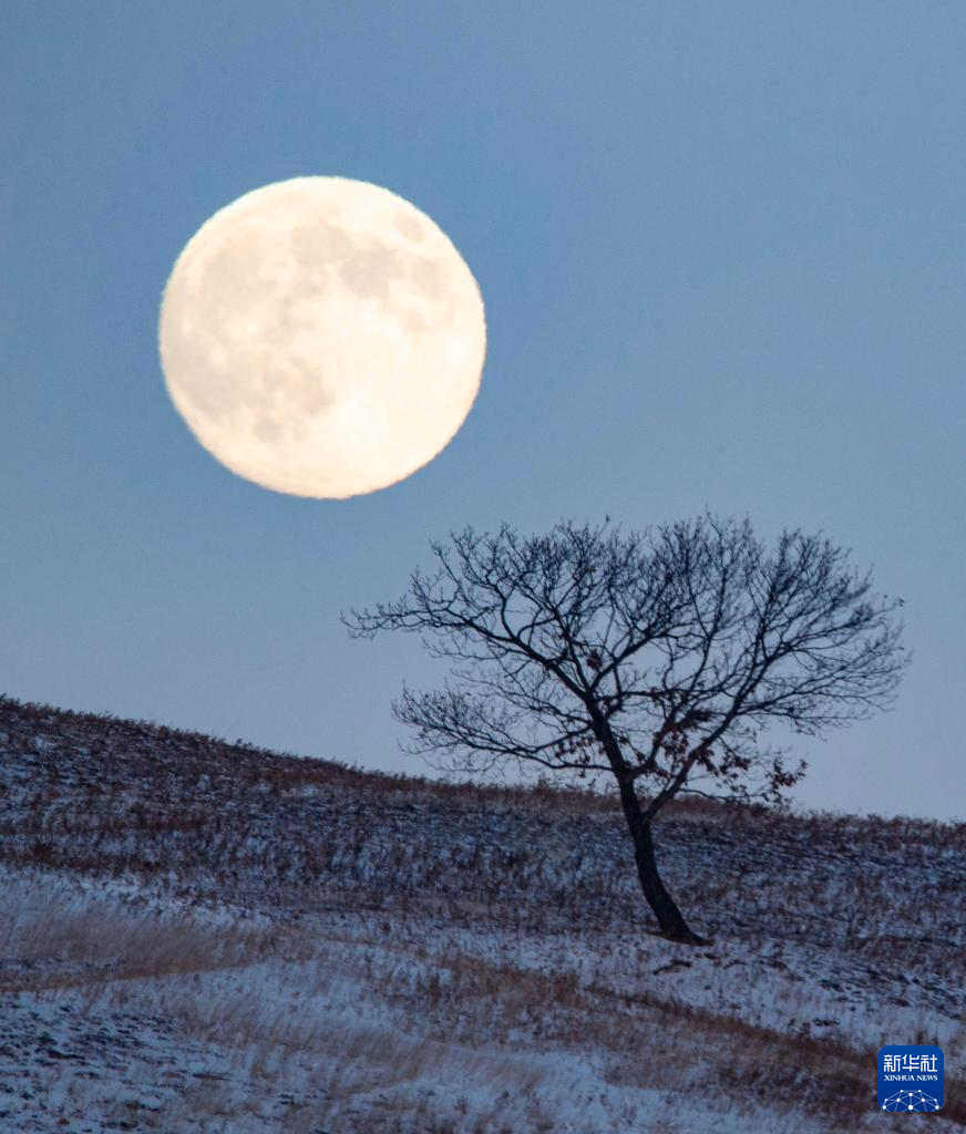 “超级月亮”亮相天宇