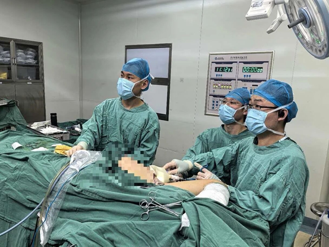 微创手术重塑美丽与健康：驻马店市中医院成功实施腋窝入路腔镜乳腺癌根治并同期假体重建术