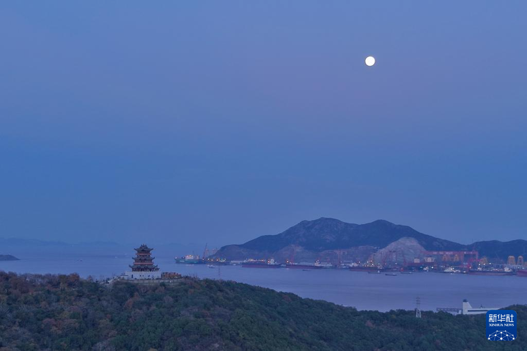 “超级月亮”亮相天宇