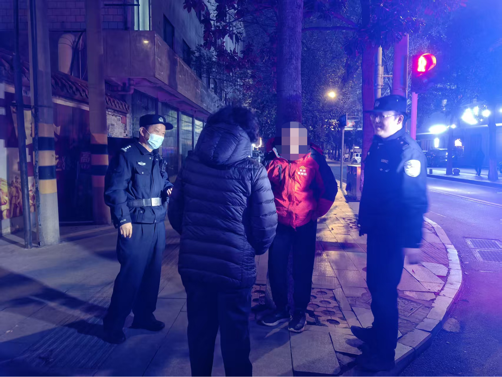 开发区：争分夺秒 民警街头心肺复苏抢回老人一命