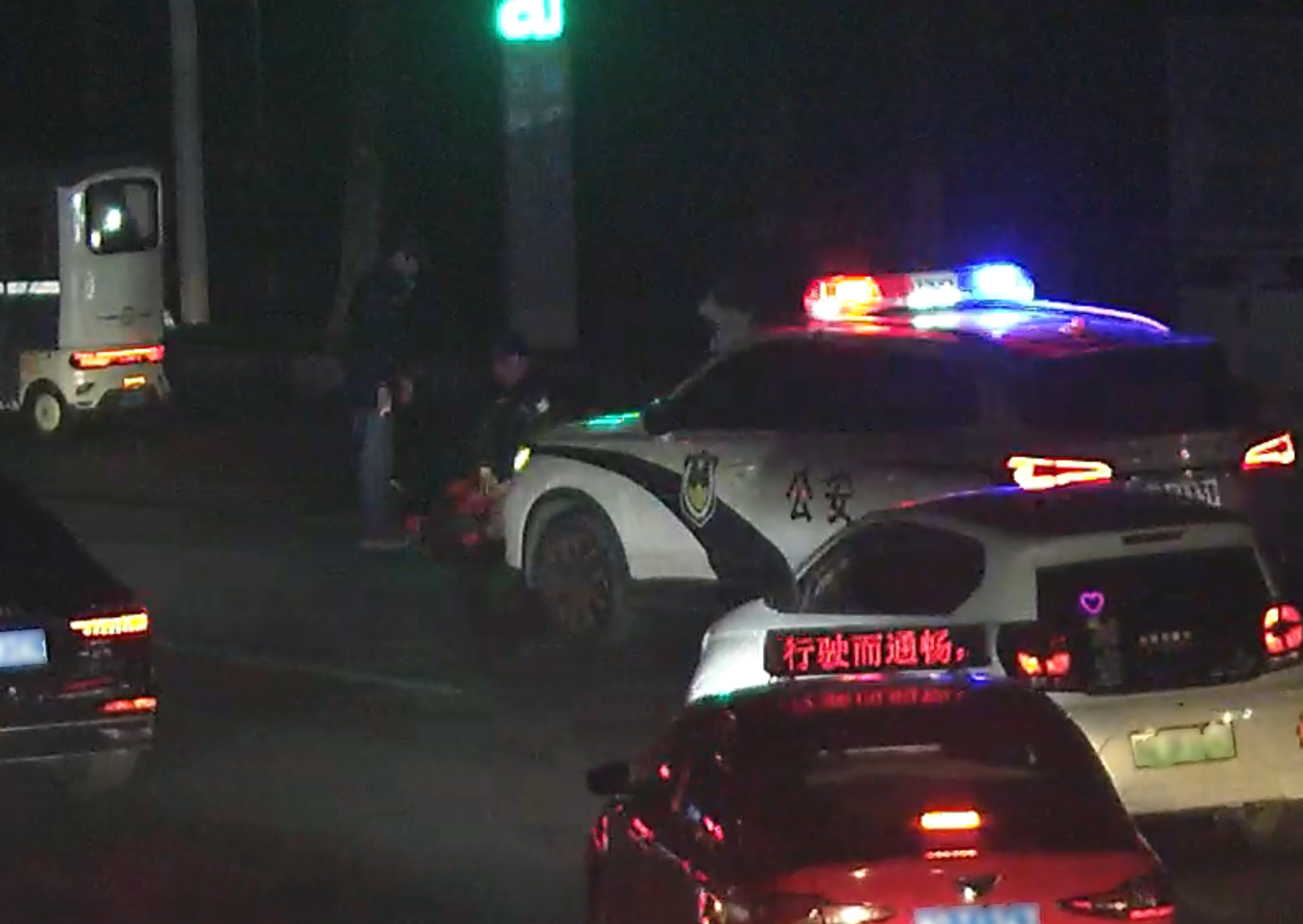 开发区：争分夺秒 民警街头心肺复苏抢回老人一命