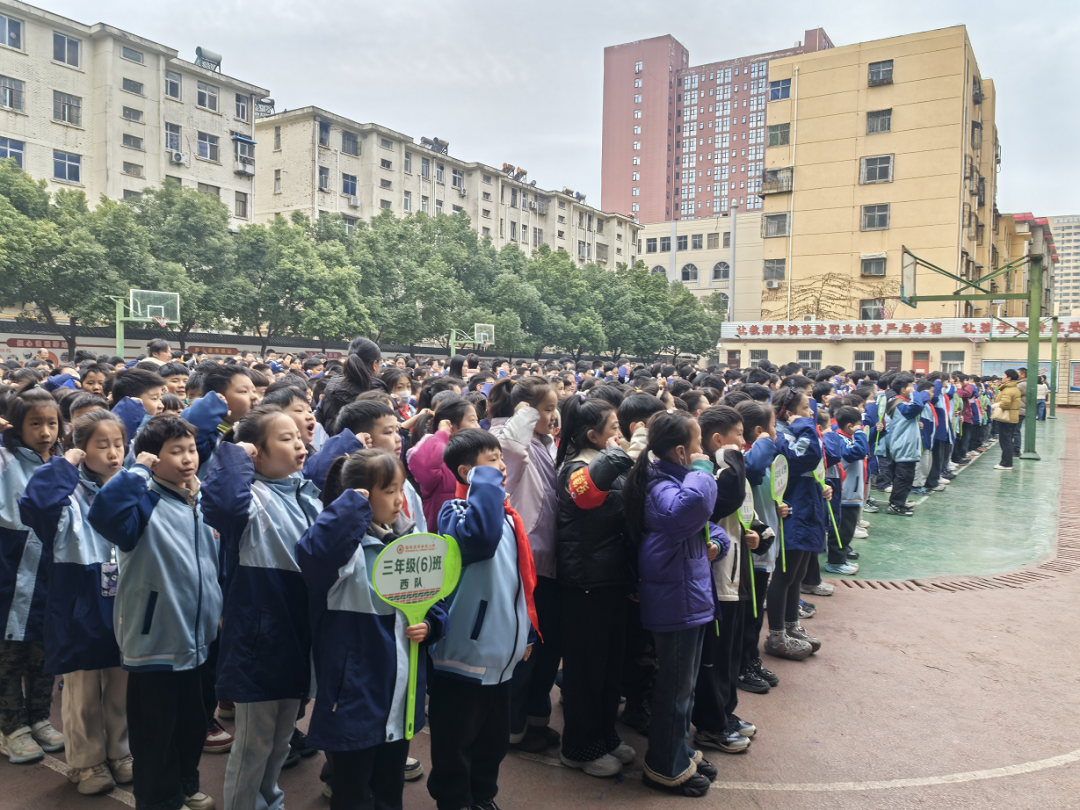  “以法育美 以美育心”驻马店市第三小学举行“国家宪法日”法治宣传报告会