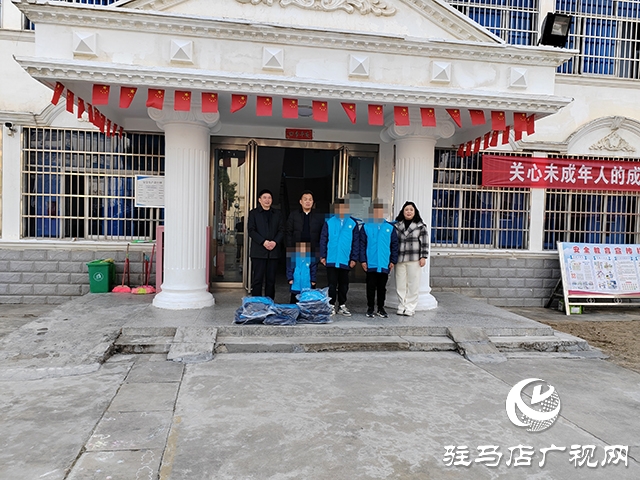 河南蓝盾保安集团:暖冬赠衣传大爱 情系童心护成长