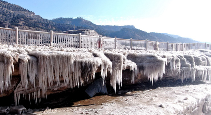 黄河壶口瀑布现冰挂流凌景观