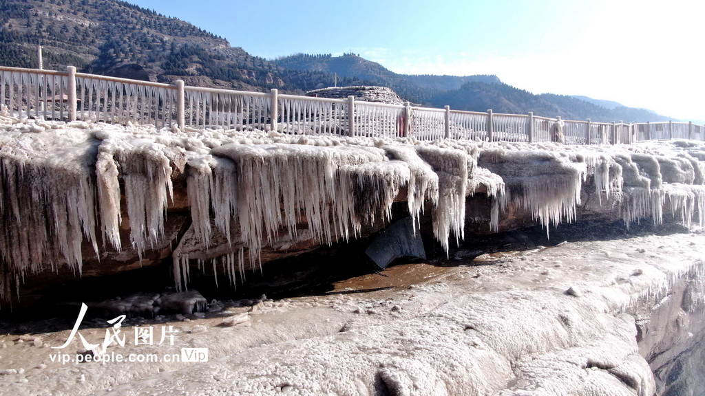 黄河壶口瀑布现冰挂流凌景观