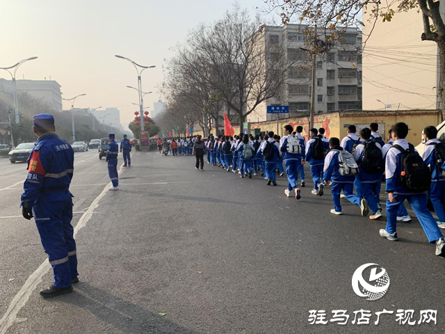天中救援队为驻马店市第四初级中学师生冬季远足保驾护航