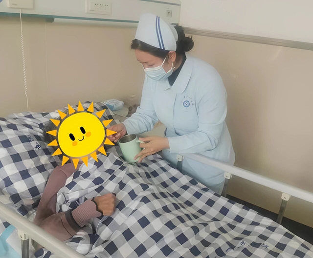 锦旗映初心 医养暖夕阳：驻马店市第一人民医院西院区医养结合科老人家属的暖心致谢