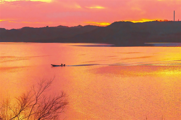 一叶轻舟划破柔波