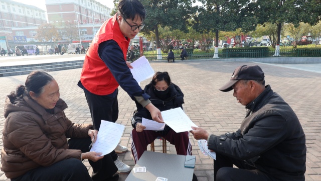 国网泌阳县供电公司开展老年人防范诈骗知识宣传活动