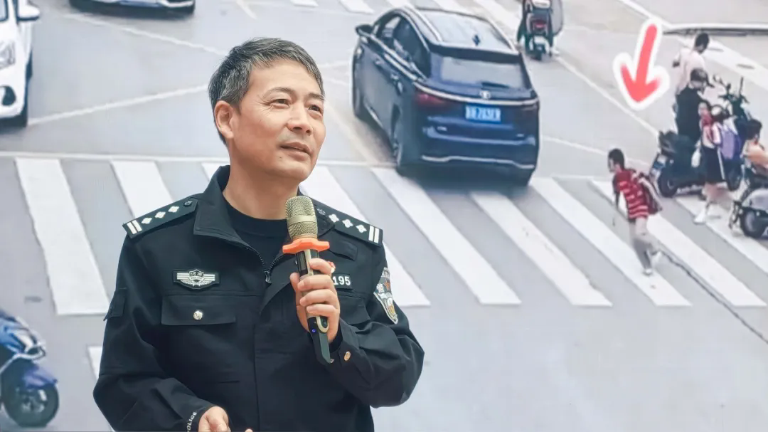 交通安全进校园 护航平安成长路_驻马店实验小学开展全国交通安全日主题活动