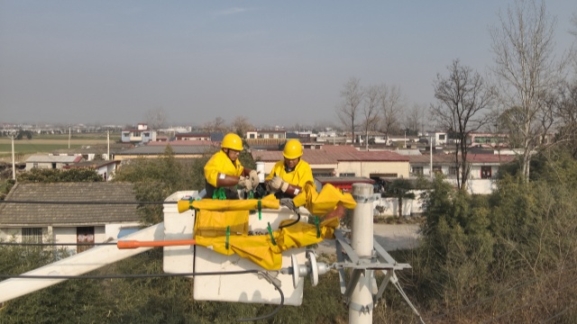 确山县供电公司:带电作业除隐患 备战冬峰不停电