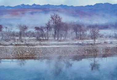 青海门源：祁连山腹地大通河晨雾弥漫