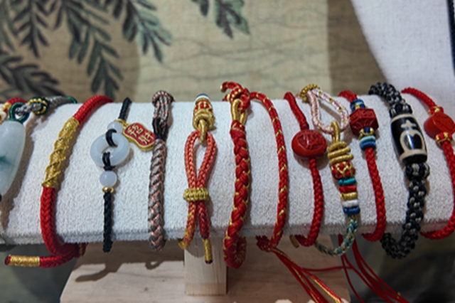 中国传统绳结技艺传承 美好寓意点缀现代生活