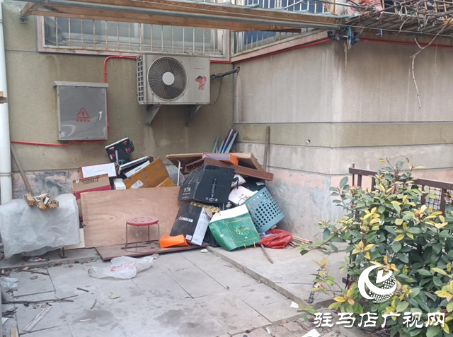 飞龙小区拾荒乱象引争议 多方协力整治除隐患
