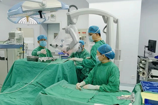 在1毫米血管上“穿针引线”：高难度搭桥手术为患者重建颅内“生命桥”