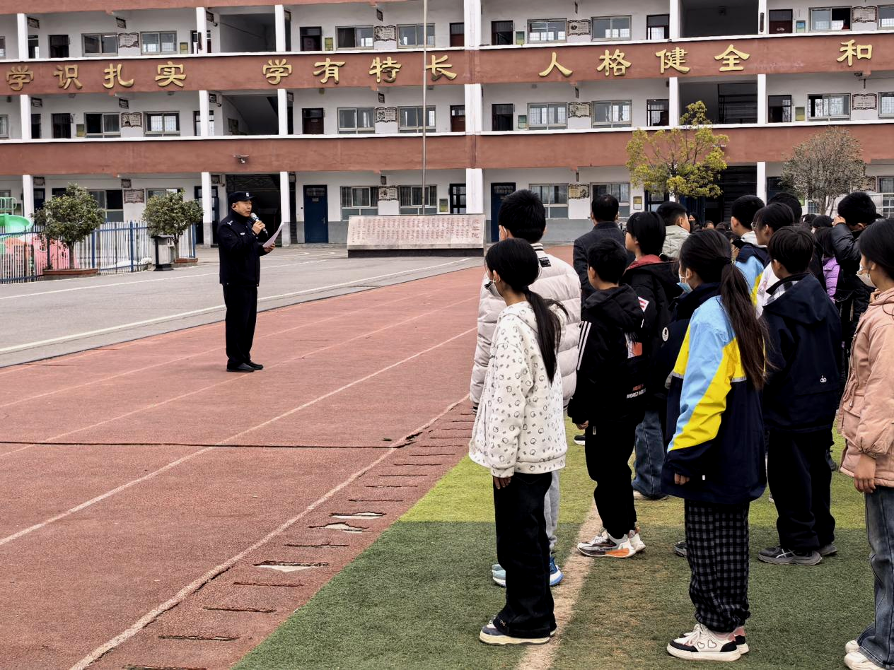 示范区公安分局开展宪法宣传进校园活动