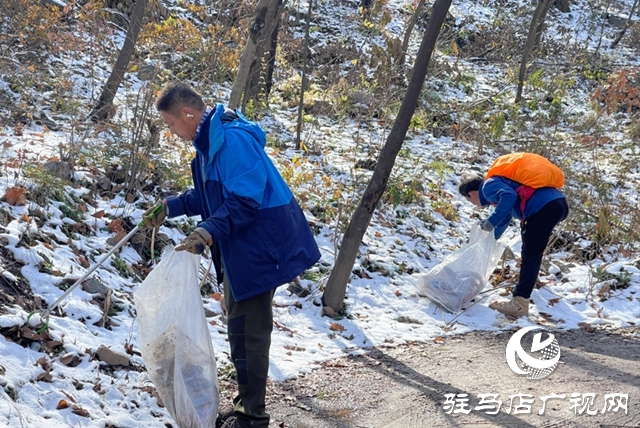 志愿者登山捡垃圾 用行动守护绿水青山