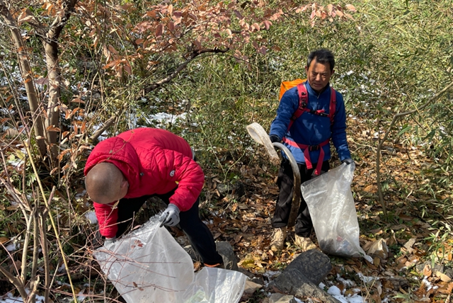 志愿者登山捡垃圾 用行动守护绿水青山