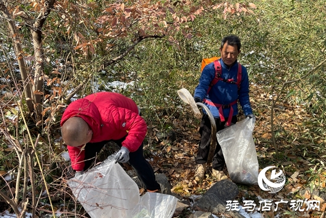 志愿者登山捡垃圾 用行动守护绿水青山