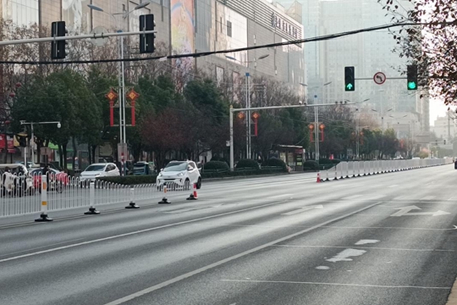 乐山大道加装隔离栏 交通秩序显著改善